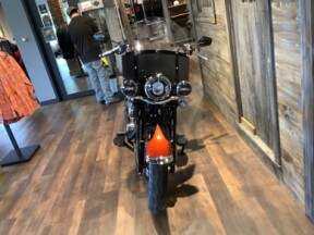 Harley-Davidson® Heritage Classic 2025 FLHC S27-25 Whiskey Fire / Vivid Black w/Cast Wheels thumb 3