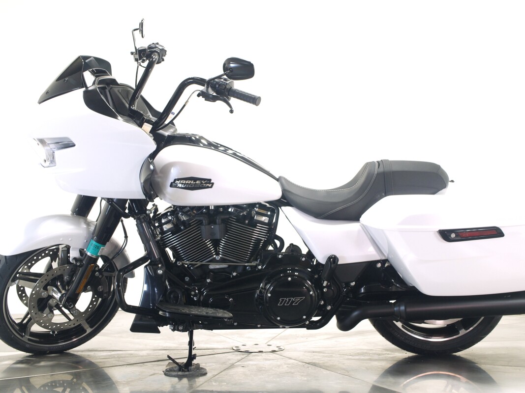2025 Harley-Davidson FLTRX Road Glide in White Onyx Pearl with 10 miles. - Photo 9
