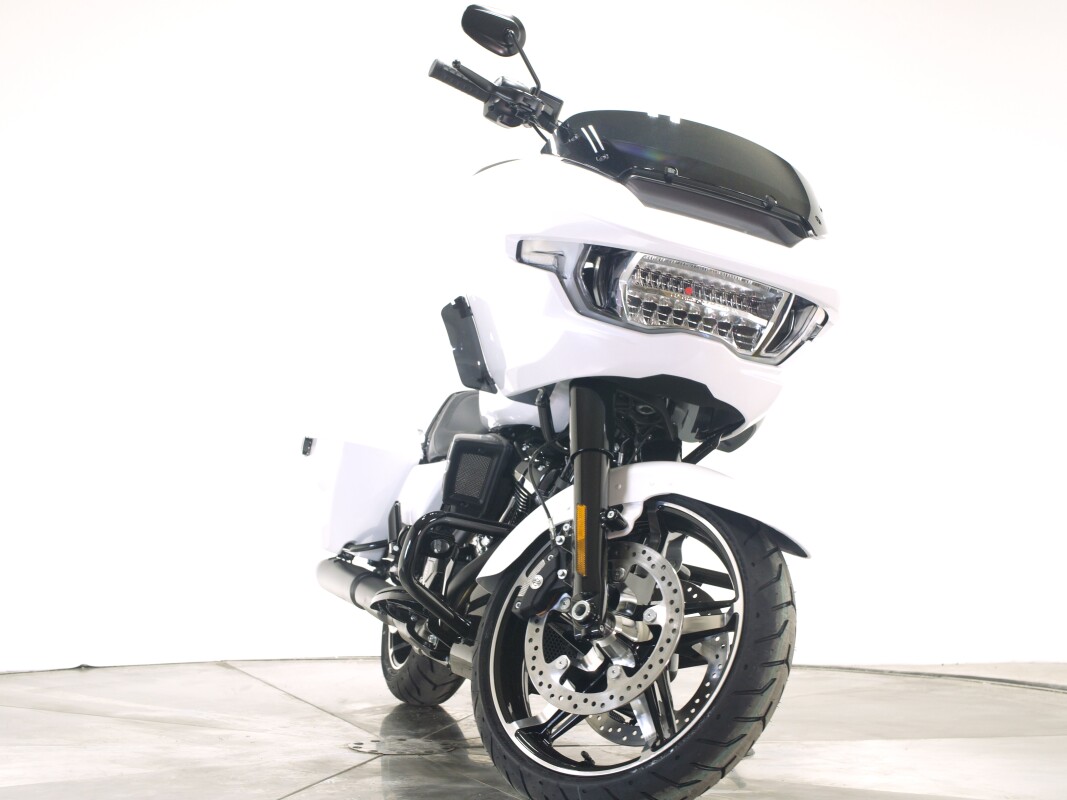 2025 Harley-Davidson FLTRX Road Glide in White Onyx Pearl with 10 miles. - Photo 4