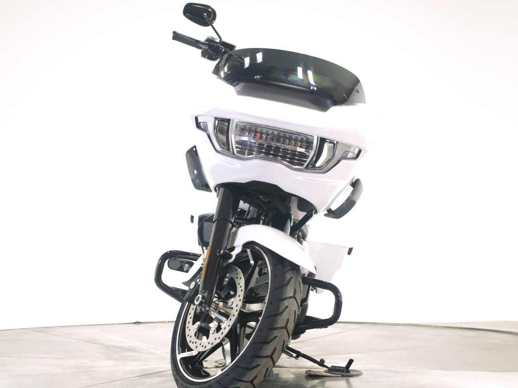 2025 Harley-Davidson FLTRX Road Glide in White Onyx Pearl with 10 miles. - Photo 5