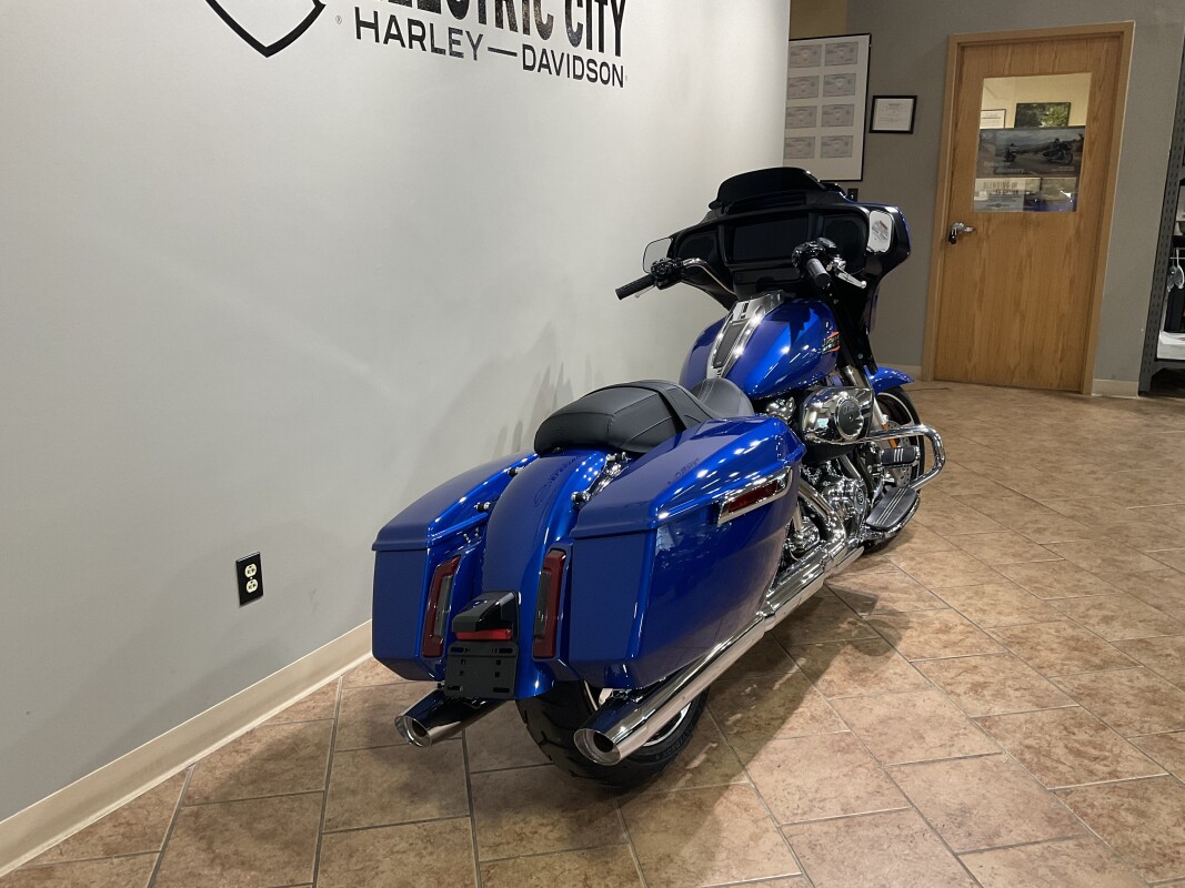 2025 Harley-Davidson Street Glide Blue Burst FLHX - Photo 4