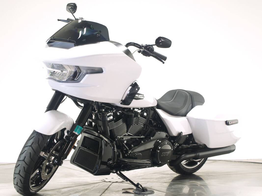 2025 Harley-Davidson FLTRX Road Glide in White Onyx Pearl with 10 miles. - Photo 7