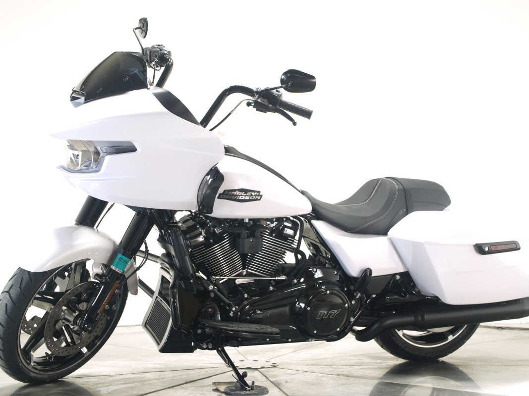 2025 Harley-Davidson FLTRX Road Glide in White Onyx Pearl with 10 miles. - Photo 8