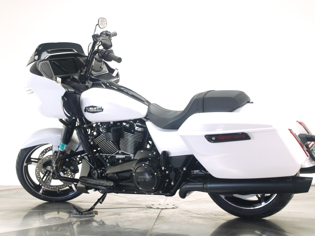 2025 Harley-Davidson FLTRX Road Glide in White Onyx Pearl with 10 miles. - Photo 10