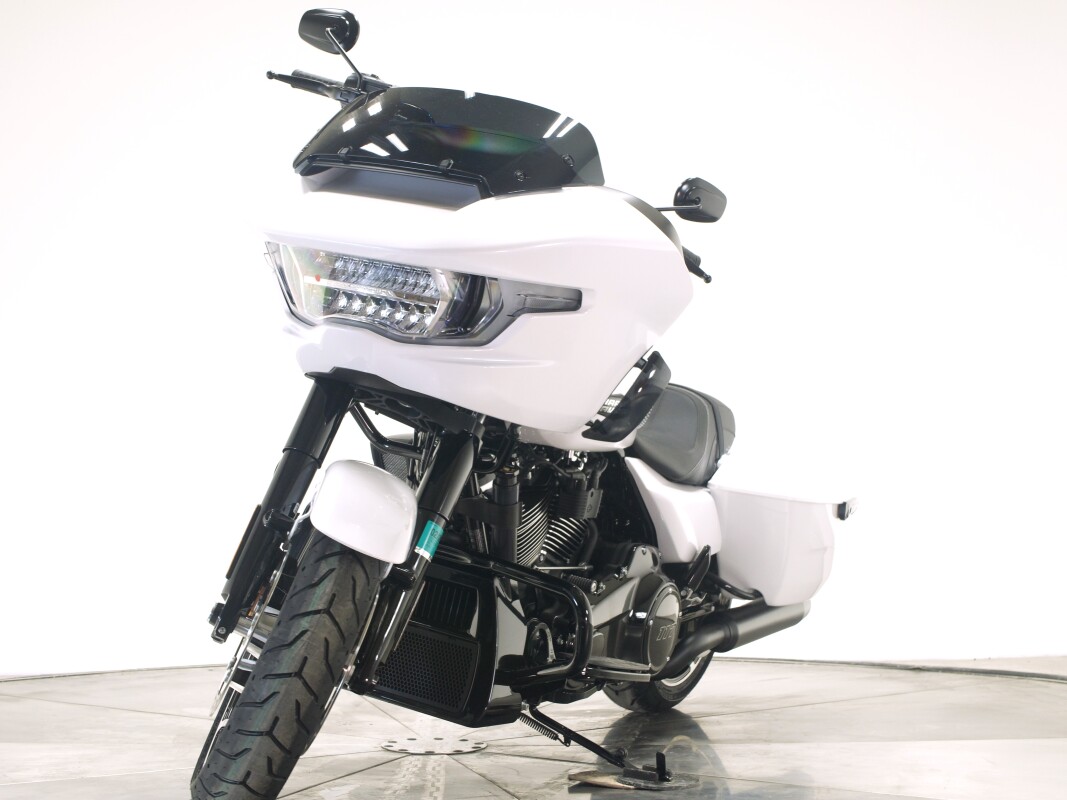 2025 Harley-Davidson FLTRX Road Glide in White Onyx Pearl with 10 miles. - Photo 6