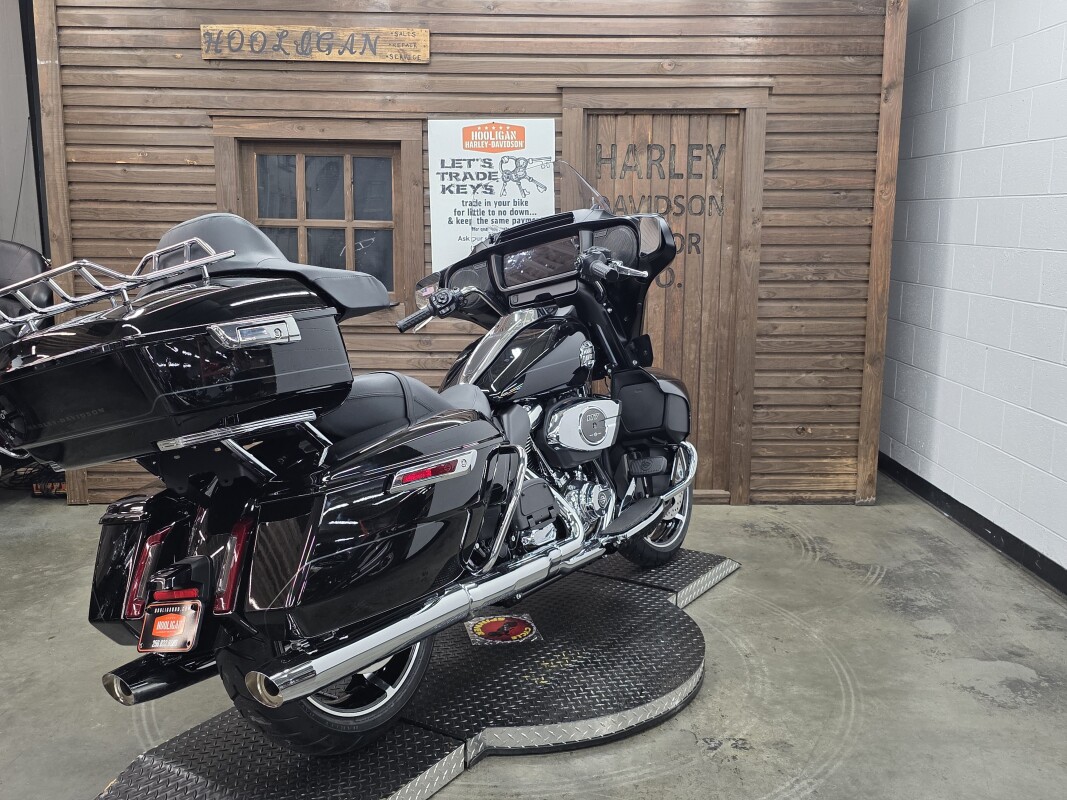 2025 Harley-Davidson Street Glide Ultra VIVID BLACK/CHROME TRIM - Photo 2