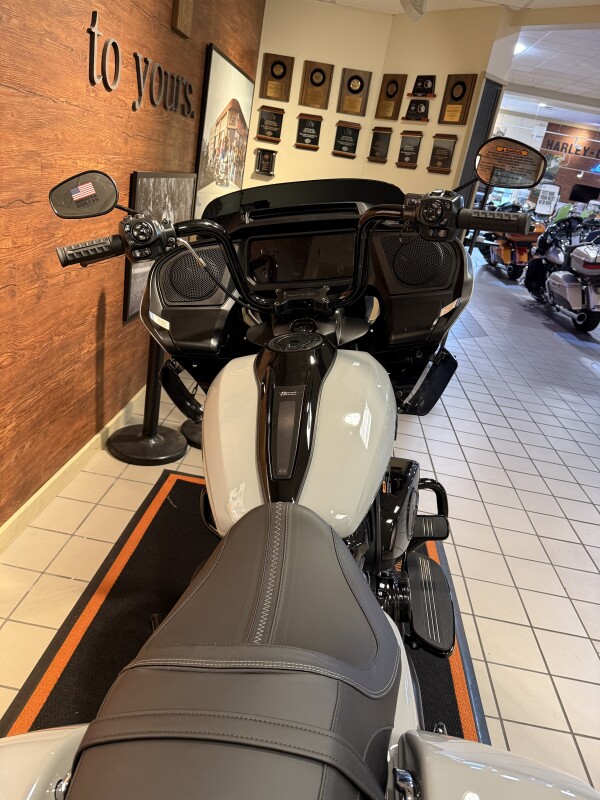 2025 H-D FLTRX Road Glide 117ci - Photo 6