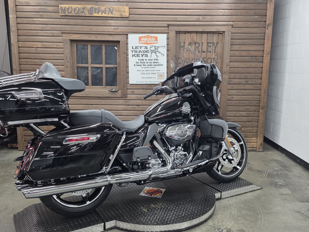 2025 Harley-Davidson Street Glide Ultra VIVID BLACK/CHROME TRIM