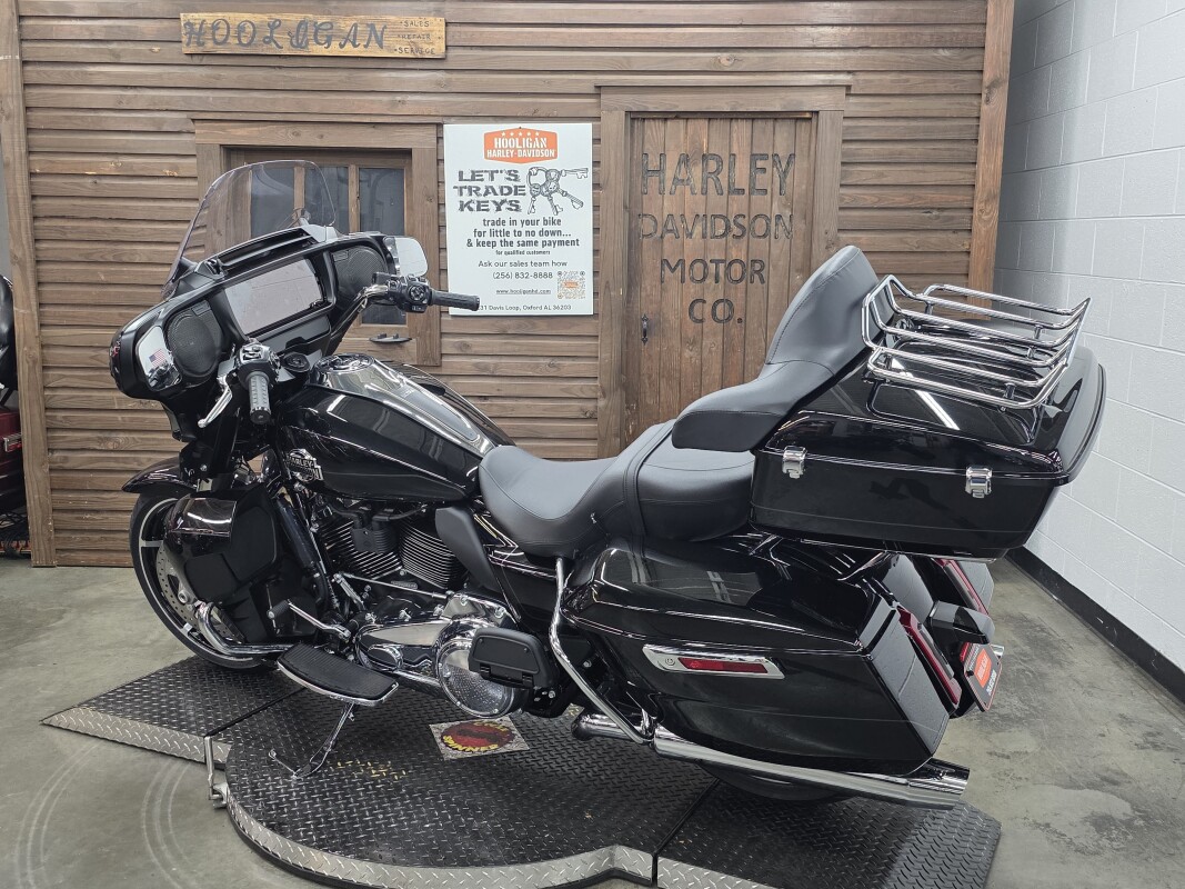 2025 Harley-Davidson Street Glide Ultra VIVID BLACK/CHROME TRIM - Photo 4