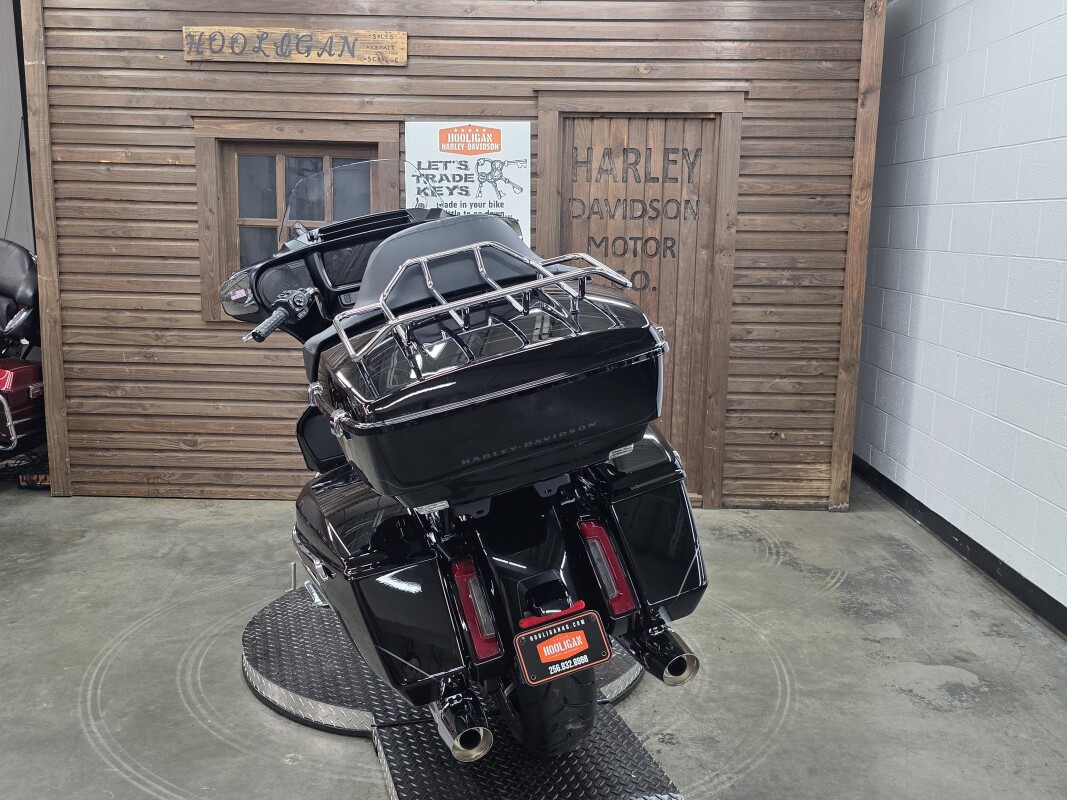 2025 Harley-Davidson Street Glide Ultra VIVID BLACK/CHROME TRIM - Photo 3