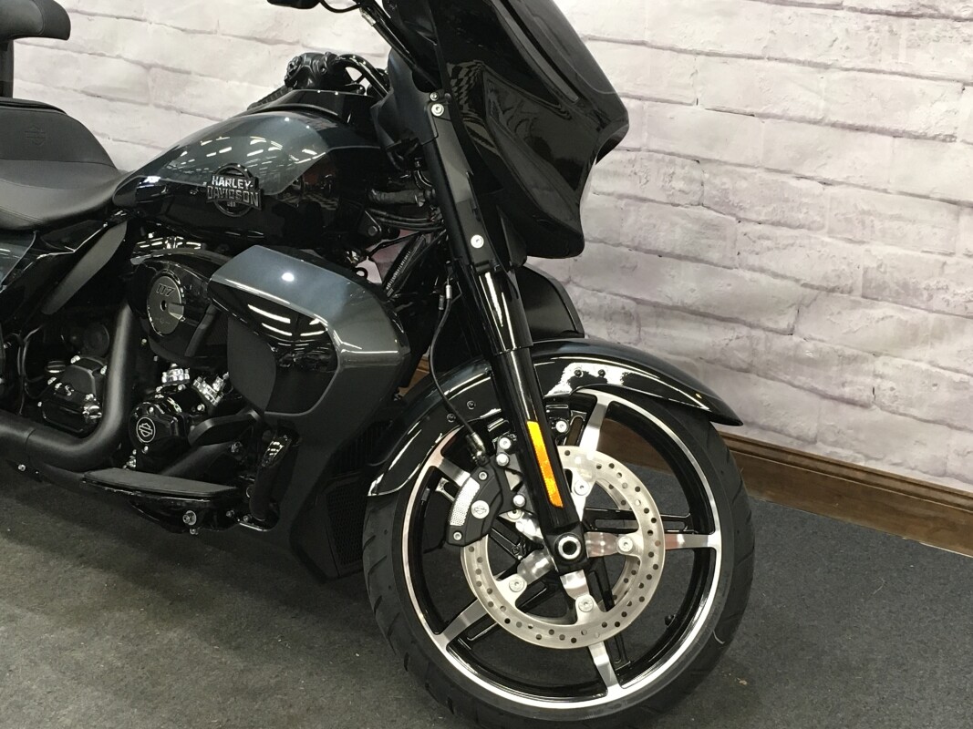 2025 Harley-Davidson Street Glide Ultra Iron Horse Metallic / Vivid Black - Photo 4
