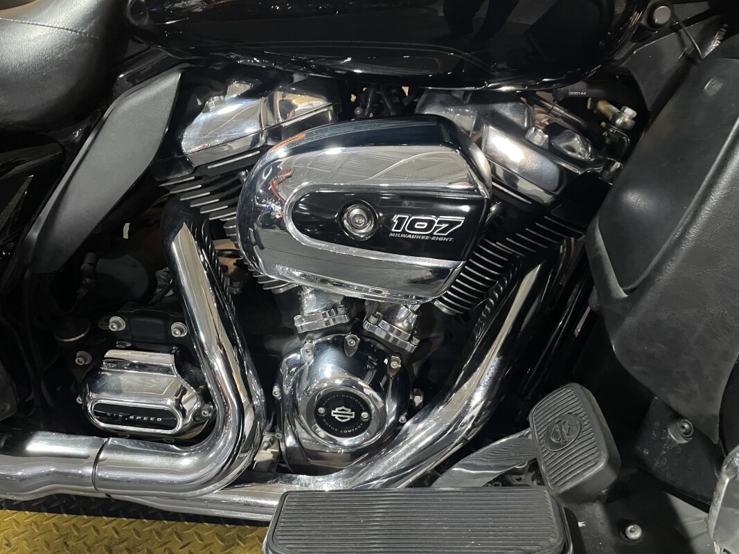Harley-Davidson Electra Glide Ultra Classic 2018 FLHTCU VIVID BLACK - Photo 3