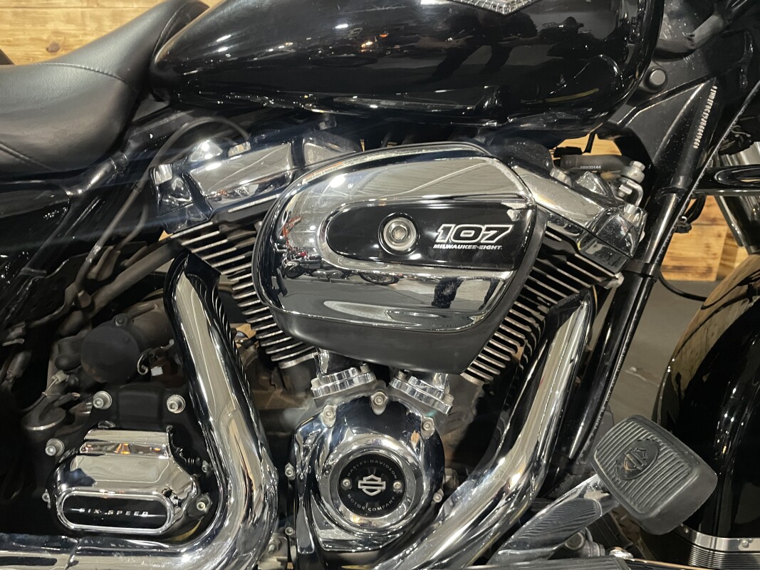 Harley-Davidson Road King 2018 FLHR Vivid Black - Photo 2