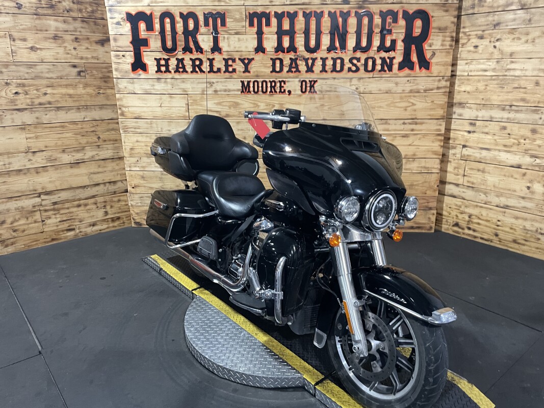 Harley-Davidson Electra Glide Ultra Classic 2018 FLHTCU VIVID BLACK - Photo 2