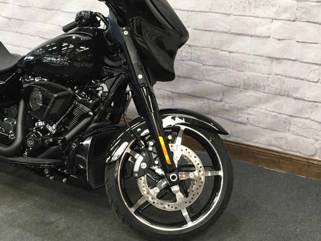 2025 Harley-Davidson Street Glide Vivid Black - Black Finish FLHX - Photo 4