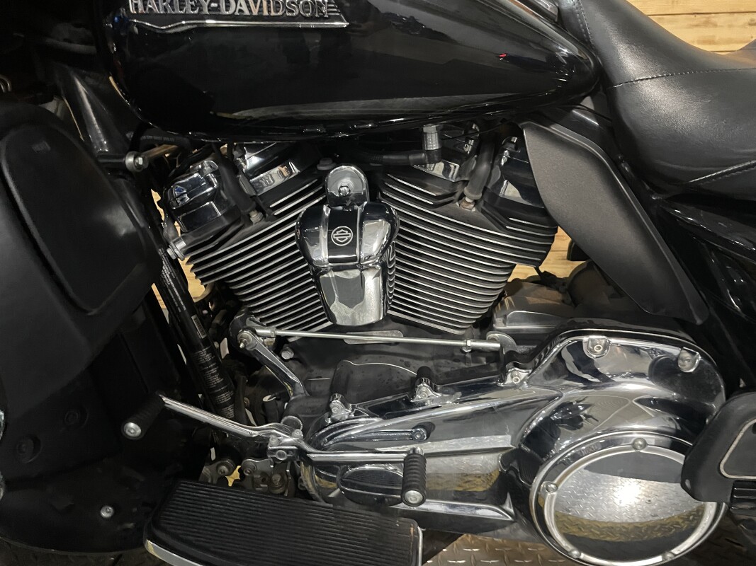 Harley-Davidson Electra Glide Ultra Classic 2018 FLHTCU VIVID BLACK - Photo 9