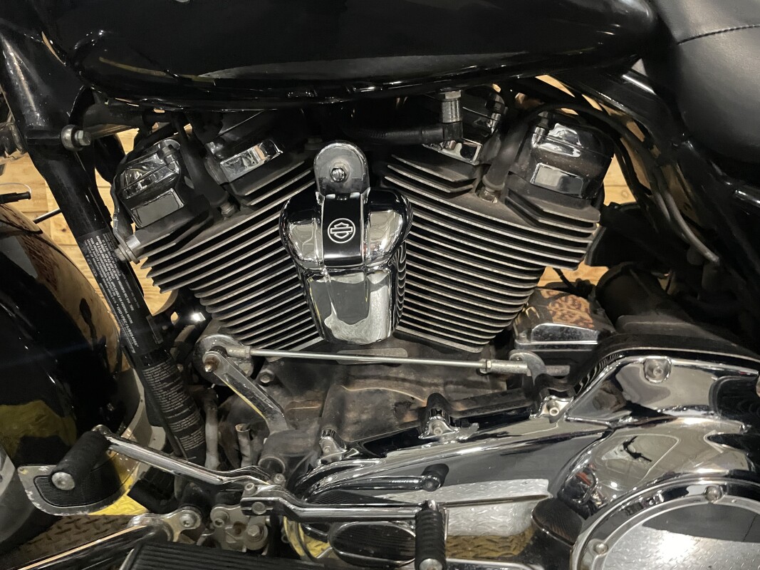 Harley-Davidson Road King 2018 FLHR Vivid Black - Photo 9