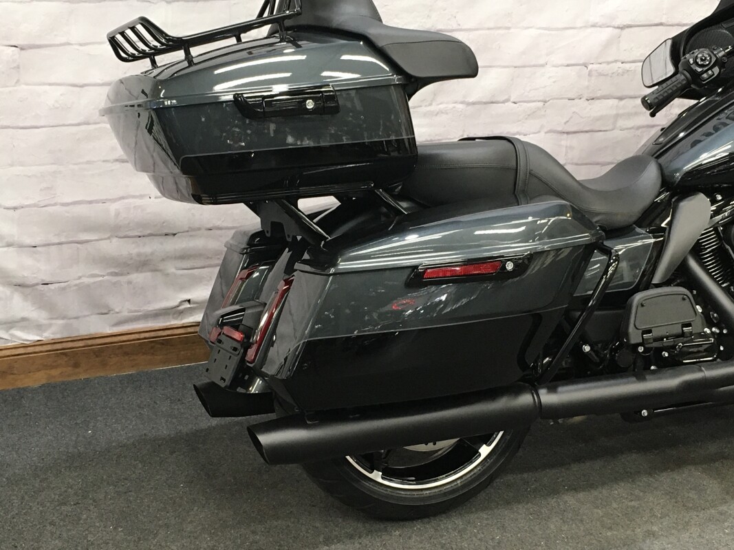 2025 Harley-Davidson Street Glide Ultra Iron Horse Metallic / Vivid Black - Photo 2