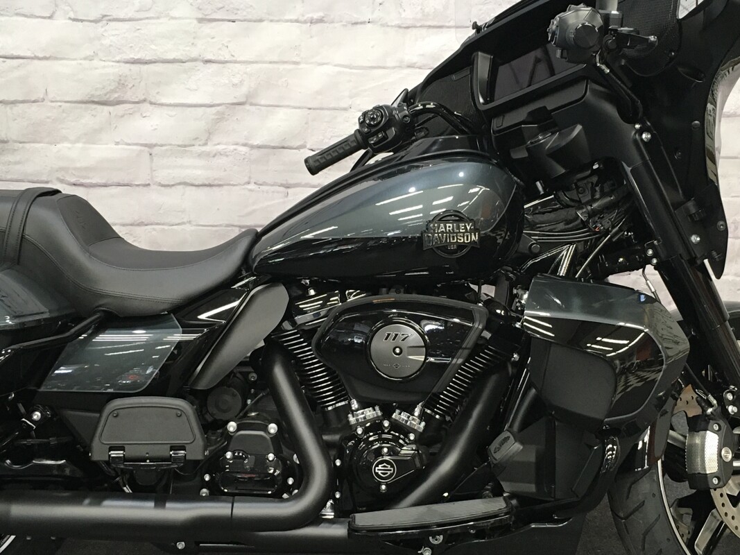 2025 Harley-Davidson Street Glide Ultra Iron Horse Metallic / Vivid Black - Photo 3