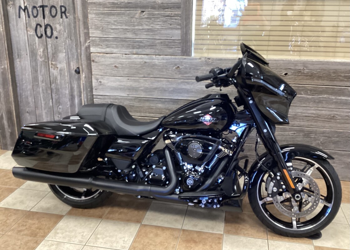 2025 Harley-Davidson Street Glide Midnight Firestorm - Black Finish