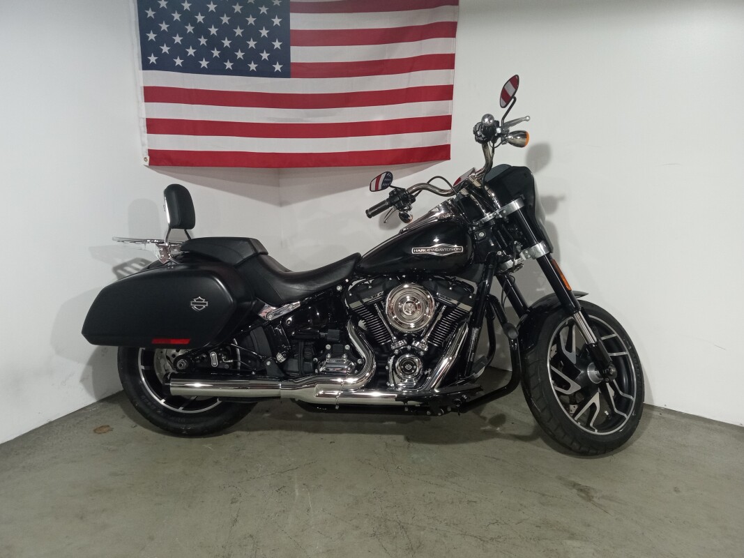 2005 Harley-Davidson® Softail® Deluxe Vivid Black | Triumph