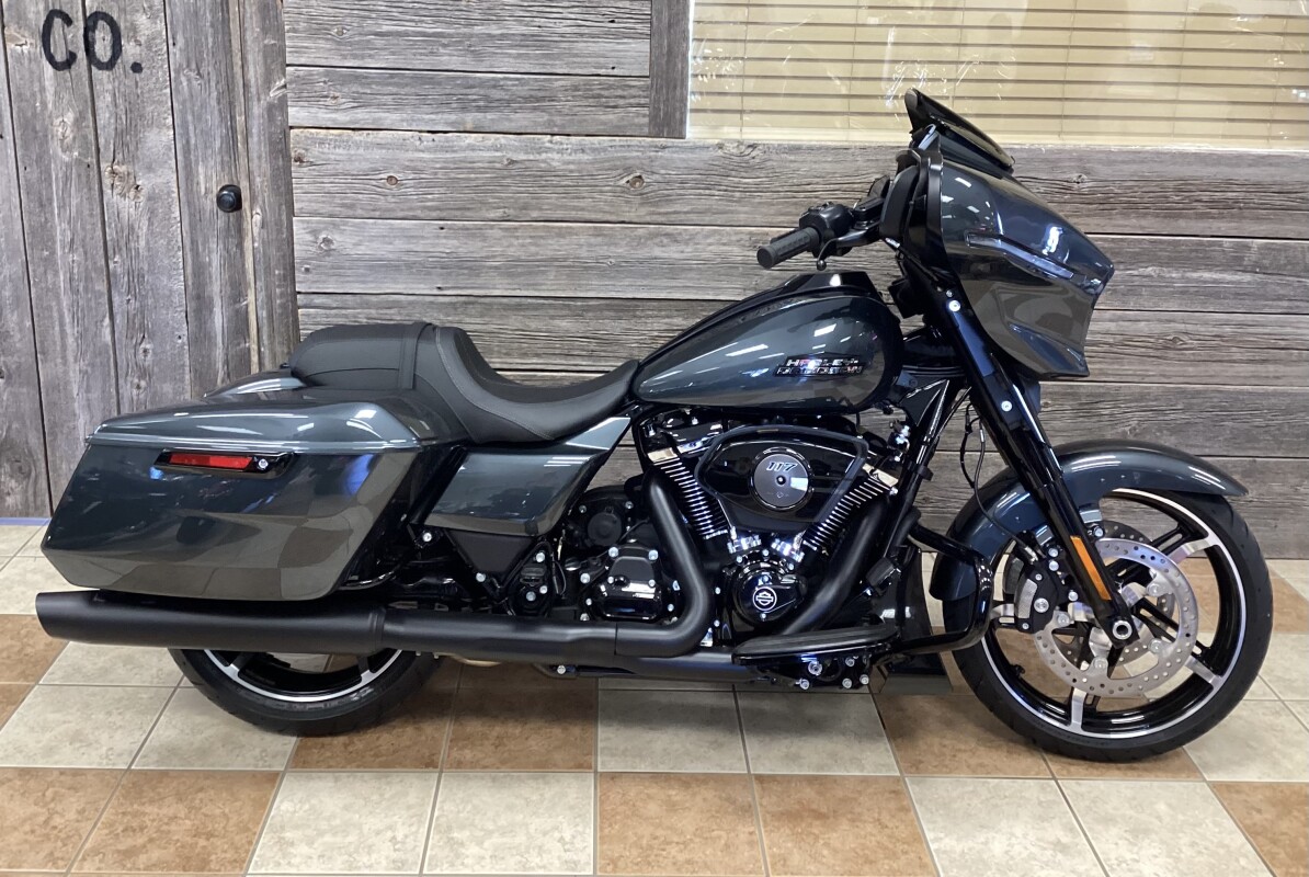 2025 Harley-Davidson Street Glide Iron Horse Metallic - Black Finish