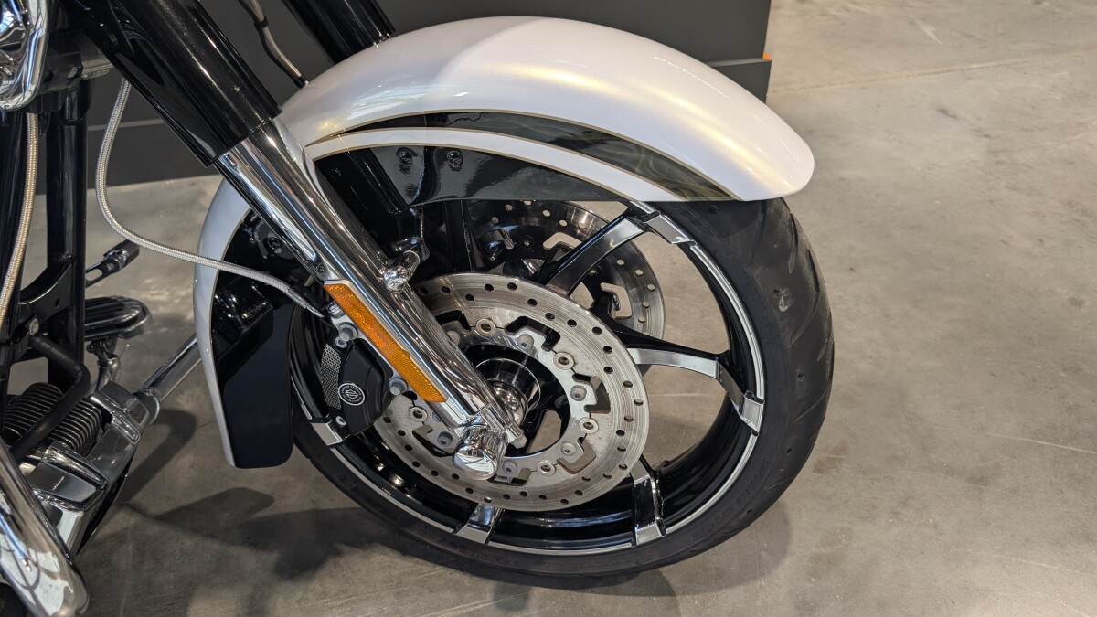 2012 Harley-Davidson CVO Road Glide Custom White Gold Pearl & Starfire Black with Real Smoke grap - Photo 8