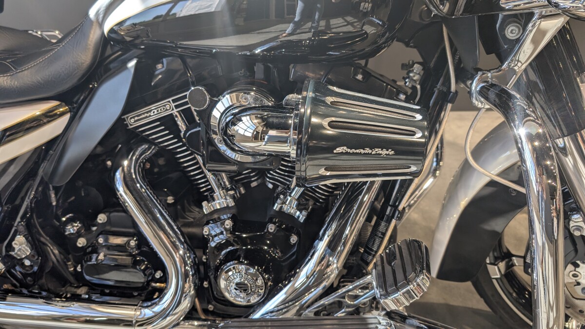 2012 Harley-Davidson CVO Road Glide Custom White Gold Pearl & Starfire Black with Real Smoke grap - Photo 2
