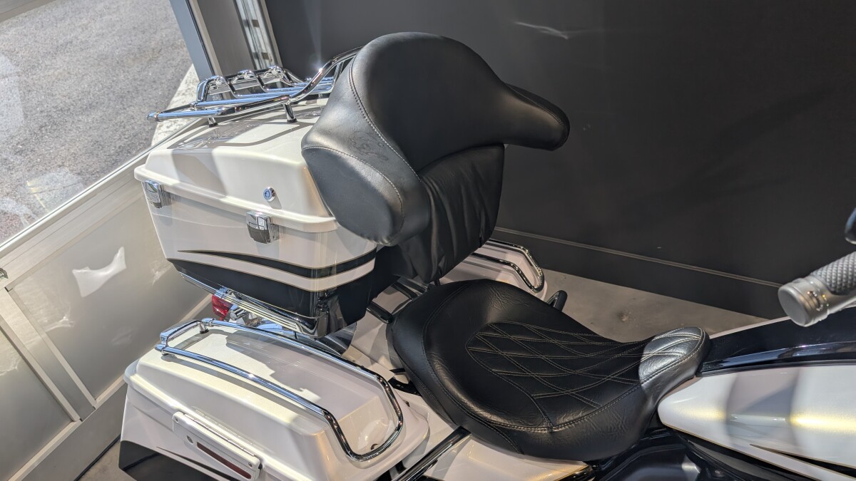 2012 Harley-Davidson CVO Road Glide Custom White Gold Pearl & Starfire Black with Real Smoke grap - Photo 7
