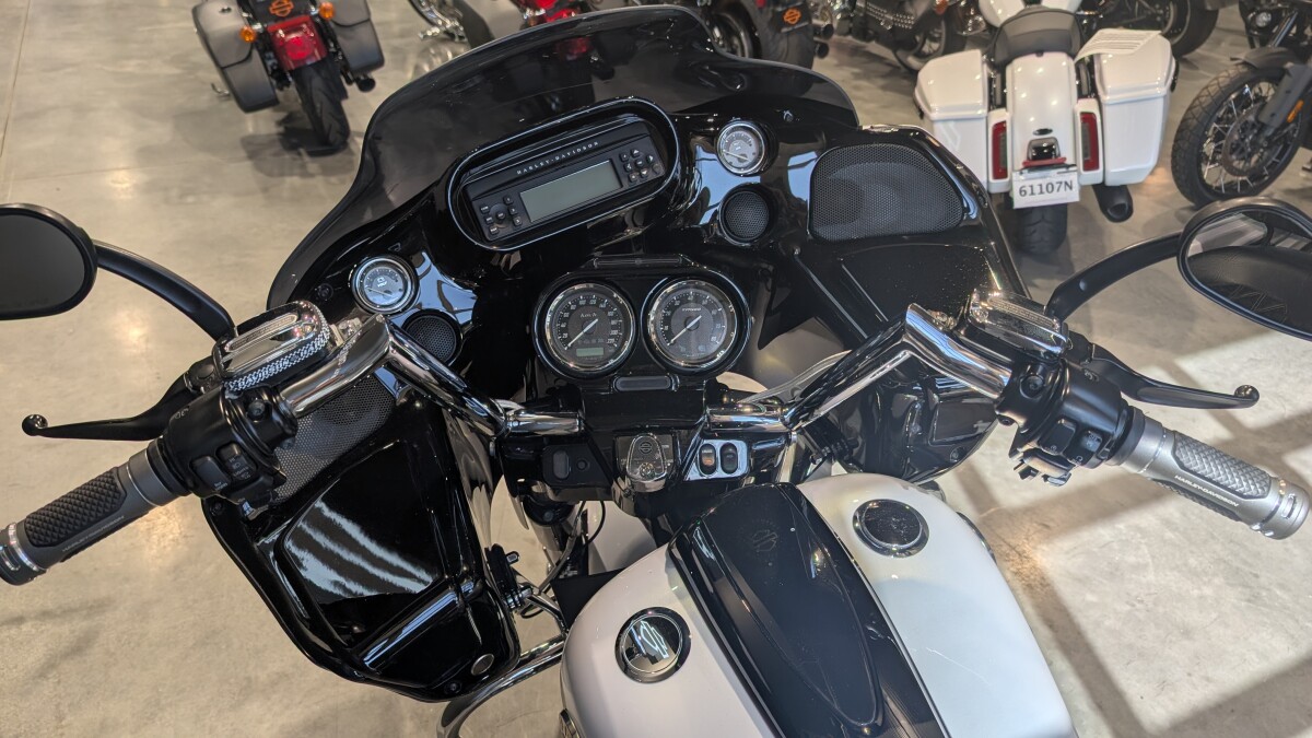 2012 Harley-Davidson CVO Road Glide Custom White Gold Pearl & Starfire Black with Real Smoke grap - Photo 6