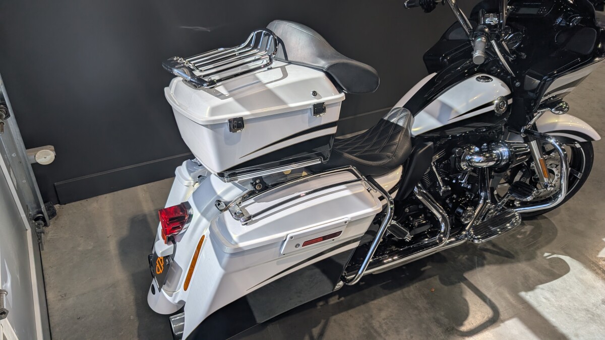 2012 Harley-Davidson CVO Road Glide Custom White Gold Pearl & Starfire Black with Real Smoke grap - Photo 5
