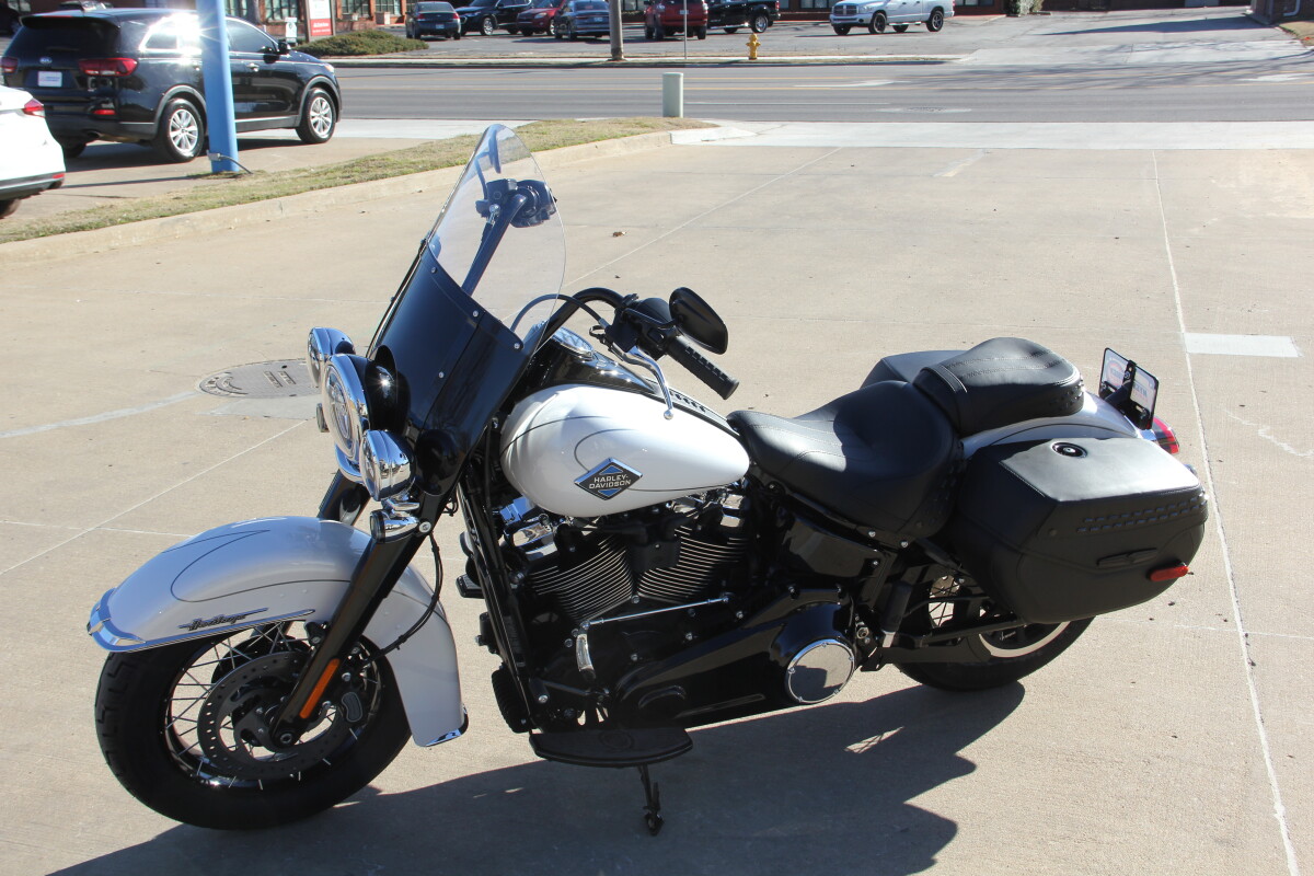 2025 Harley-Davidson Heritage Classic White Onyx w/Laced Wheels - Photo 6