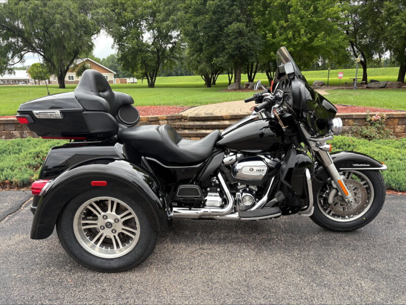 2018 Harley-Davidson® Tri Glide® Ultra Vivid Black