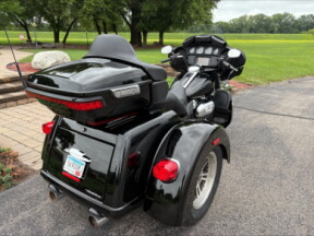 2018 Harley-Davidson® Tri Glide® Ultra Vivid Black thumb 1