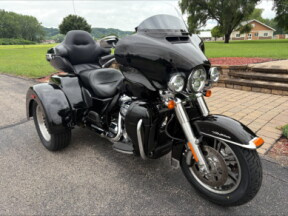 2018 Harley-Davidson® Tri Glide® Ultra Vivid Black thumb 3