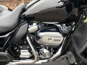 2018 Harley-Davidson® Tri Glide® Ultra Vivid Black thumb 2