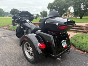 2018 Harley-Davidson® Tri Glide® Ultra Vivid Black thumb 0