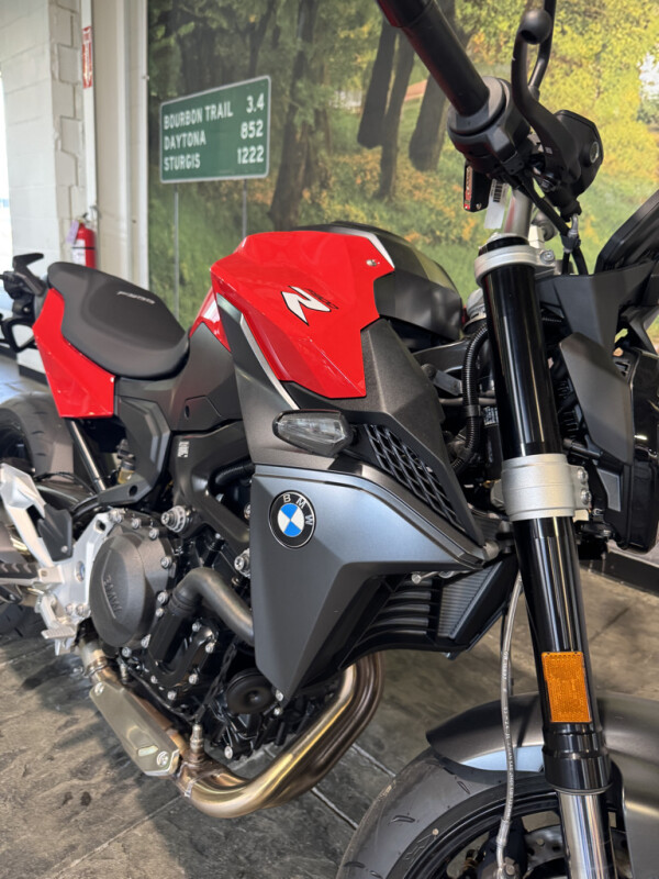 2024 BMW F 900 R - Photo 2