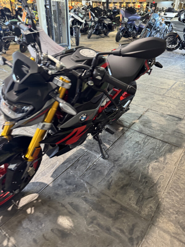 2025 BMW Motorrad G 310 R - Photo 9