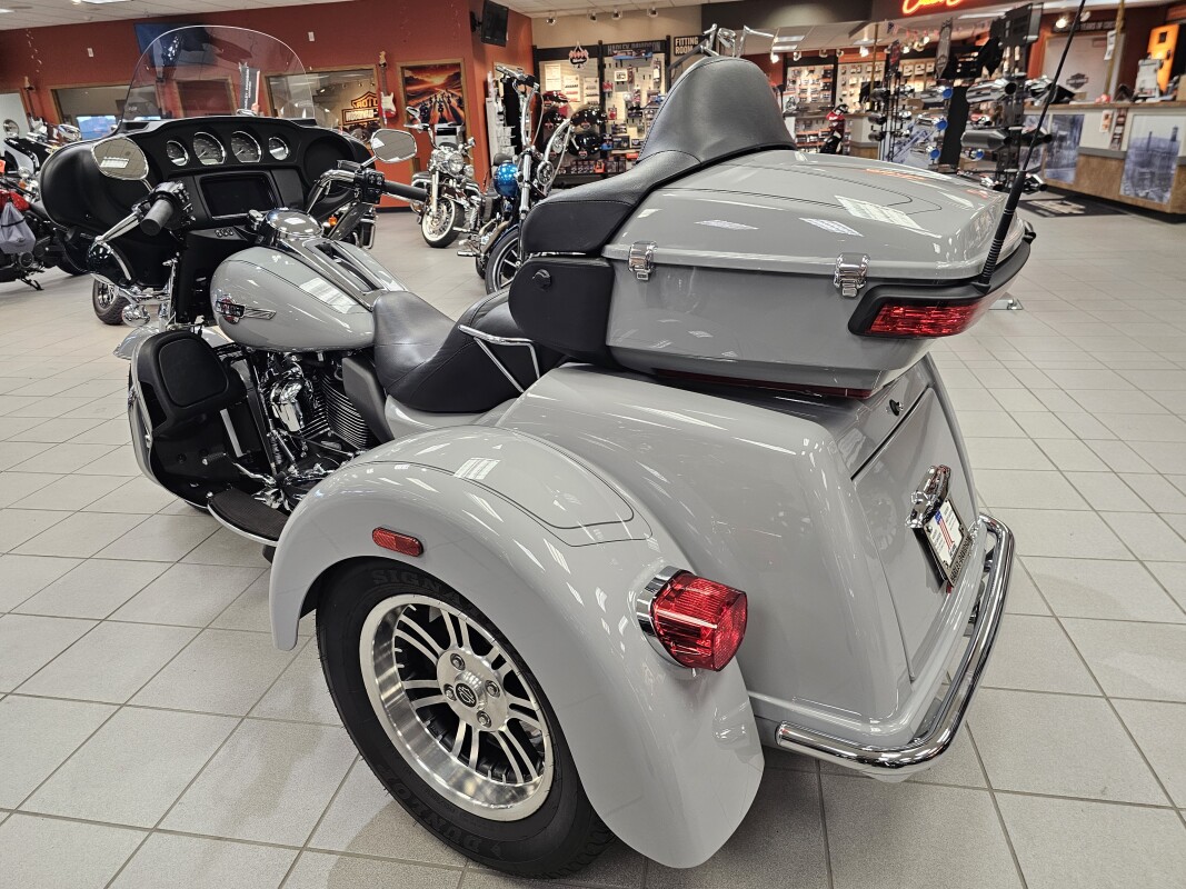 FLHTCUTG 2024 Tri Glide Ultra - Photo 6