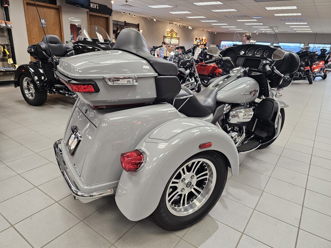 FLHTCUTG 2024 Tri Glide Ultra - Photo 8