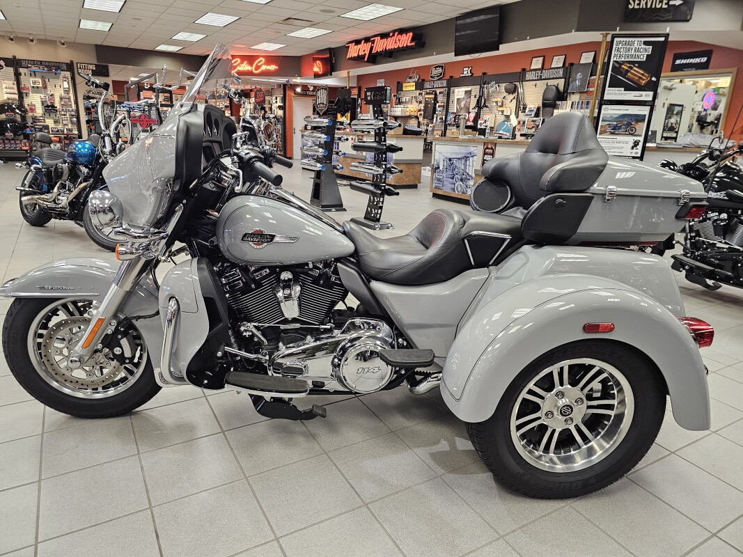 FLHTCUTG 2024 Tri Glide Ultra - Photo 5