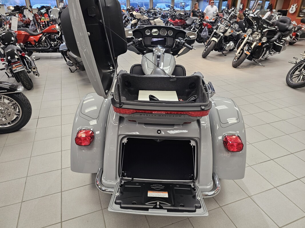 FLHTCUTG 2024 Tri Glide Ultra - Photo 10