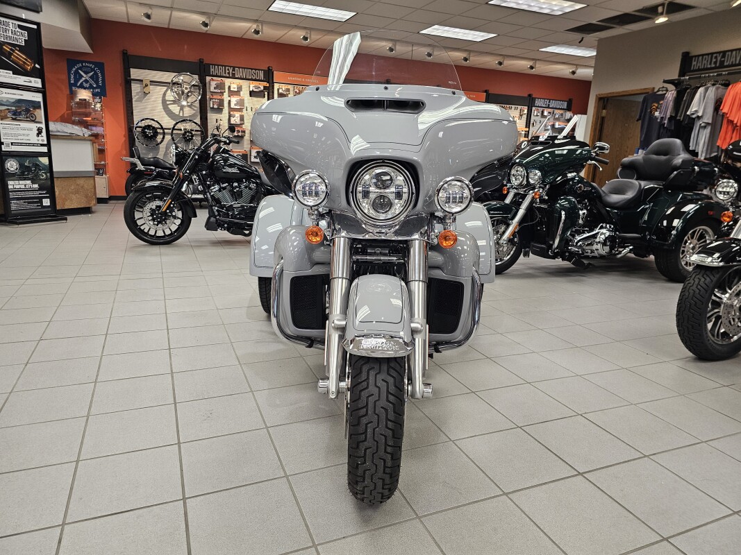 FLHTCUTG 2024 Tri Glide Ultra - Photo 3