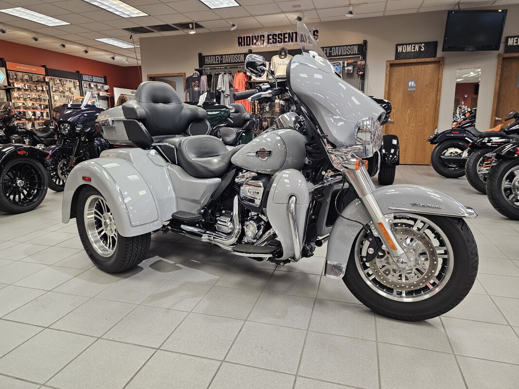 FLHTCUTG 2024 Tri Glide Ultra - Photo 2