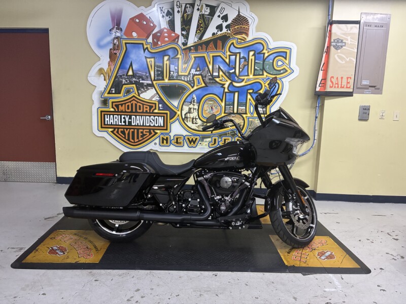 2025 Harley-Davidson® Road Glide® Vivid Black - Black Finish