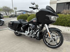 2025 Harley-Davidson® Road Glide® Vivid Black thumb 2