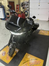 2025 Harley-Davidson® Road Glide® Vivid Black - Black Finish thumb 2