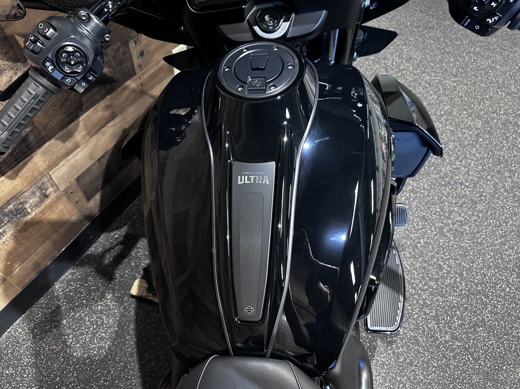 2025 Harley-Davidson Street Glide Ultra Vivid Black - Black Finish FLHXU - Photo 5
