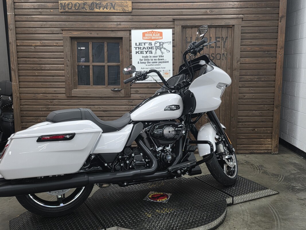 2025 Harley-Davidson Road Glide WHITE ONYX PRL/BLACK TRIM - Photo 2